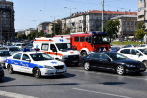 Read more about the article Policija, hitna pomoć. vatrogasci ili vozilo pod pratnjom, ko ima prvenstvo